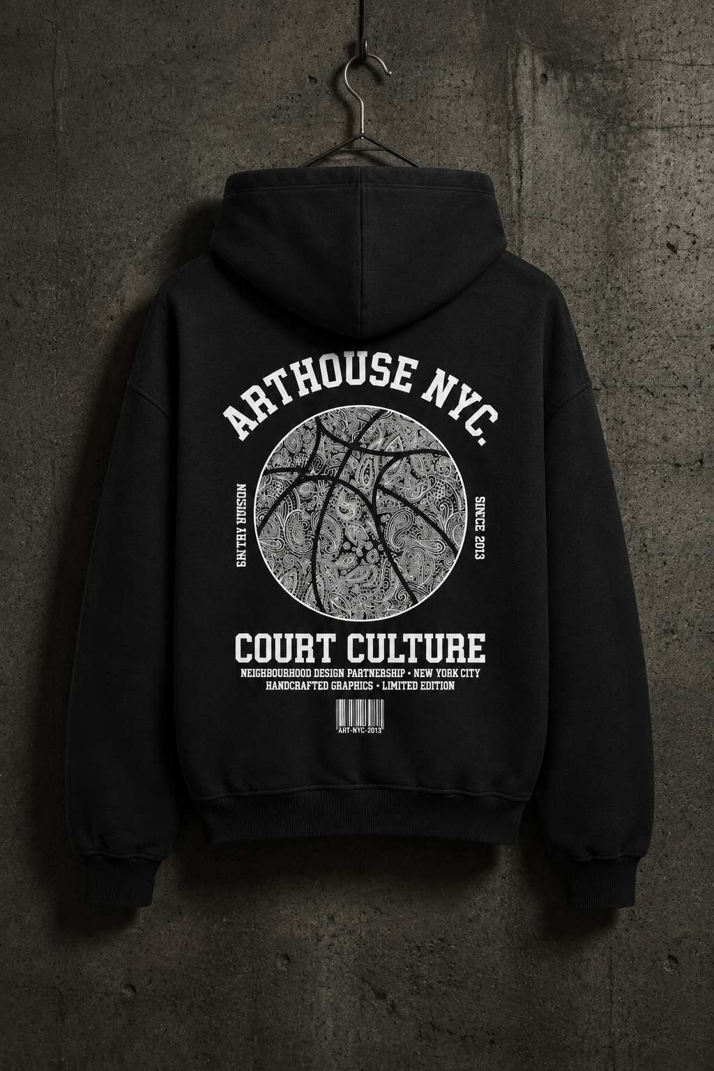ARTHOUSE NYC Hoodie am Metallbügel vor dunkler Betonwand