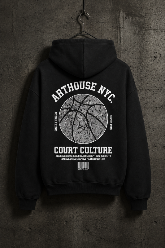 ARTHOUSE NYC Hoodie am Metallbügel vor dunkler Betonwand