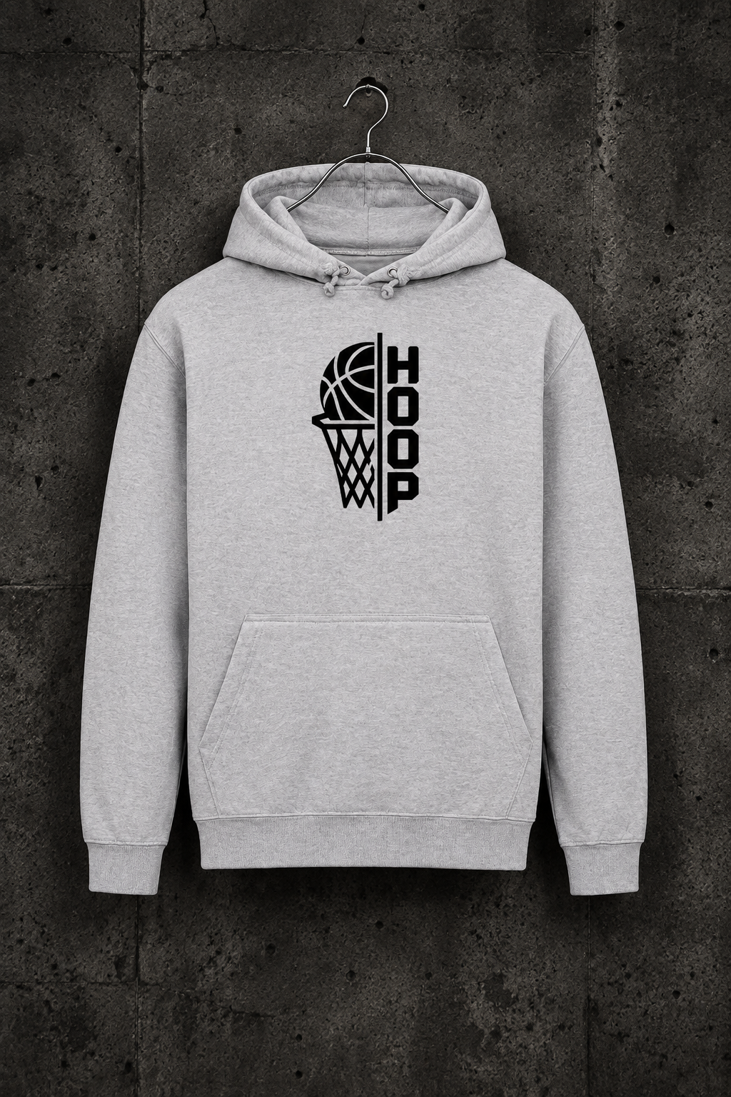 HOOP Hoodie mit mittigem Frontprint vor Betonwand