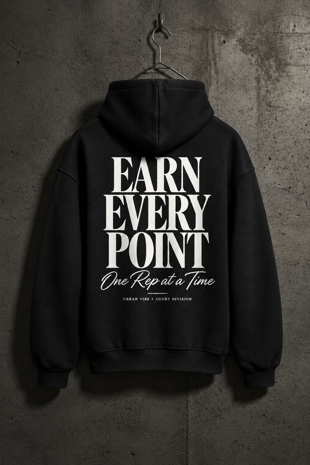 Schwarzer EARN EVERY POINT Oversized Hoodie im Betonwand-Mockup
