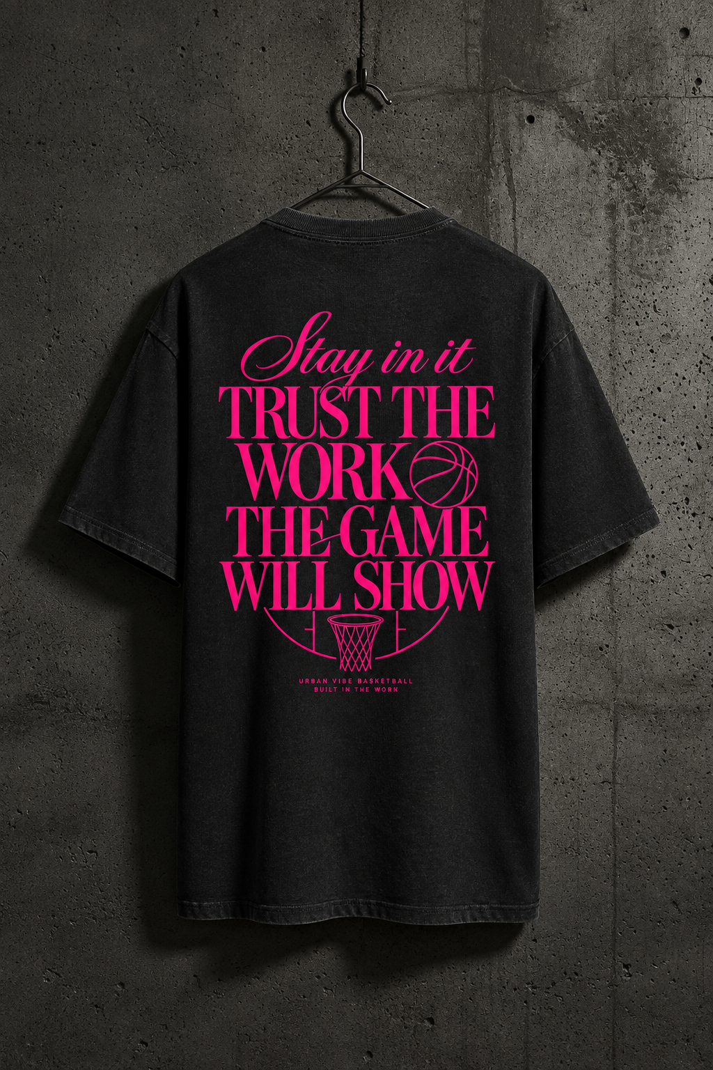 Schwarzes STAY IN IT Oversized Shirt im Betonwand-Mockup