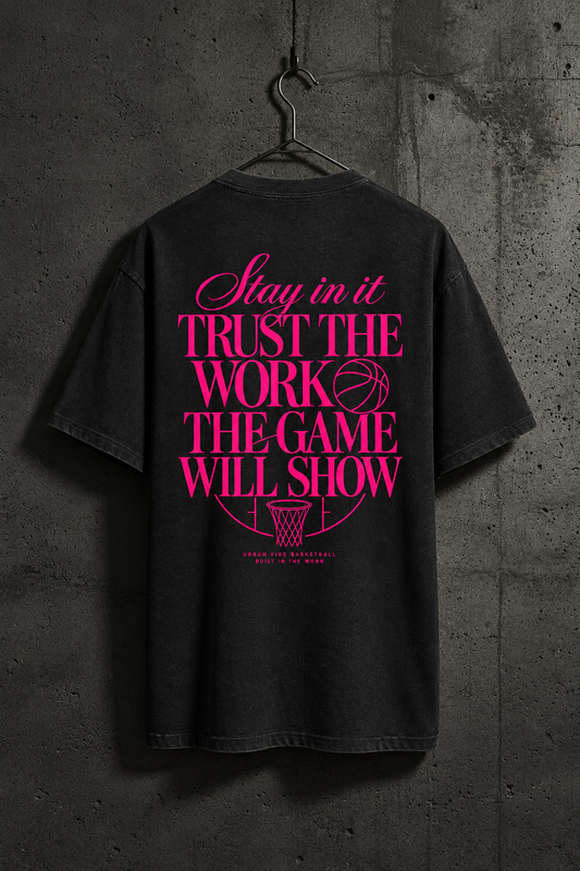 Schwarzes STAY IN IT Oversized Shirt im Betonwand-Mockup