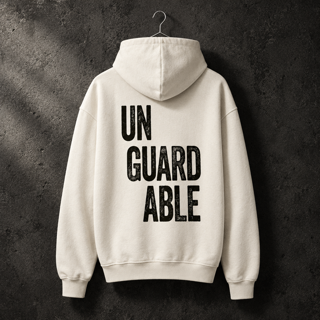 UNGUARDABLE Hoodie-Mockup vor Betonwand