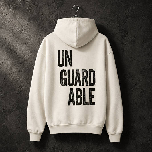 UNGUARDABLE Hoodie-Mockup vor Betonwand