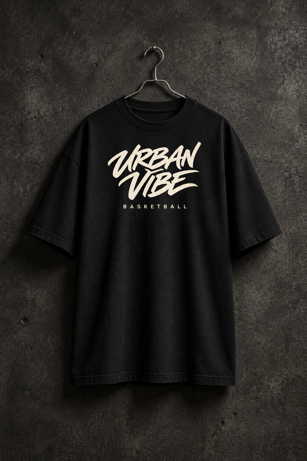 URBAN VIBE Oversized Shirt, Frontansicht am Metallbügel vor Betonwand